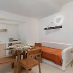 Thallos Cave House And Feriehus *